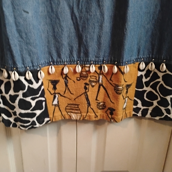 Sleeveless Blue Dress with Embroidered Design - Picture 4 of 10